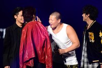 ハイタッチするキャストたち。