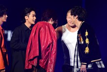 一ノ瀬ワタル（奥右）のハイタッチに、なぜか頭を差し出した吉野北人（手前中央）。