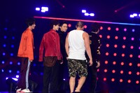 ランウェイを歩くキャストたち。