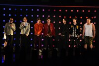 左からトレンディエンジェル、神尾楓珠、吉野北人、川村壱馬、山田裕貴、一ノ瀬ワタル。