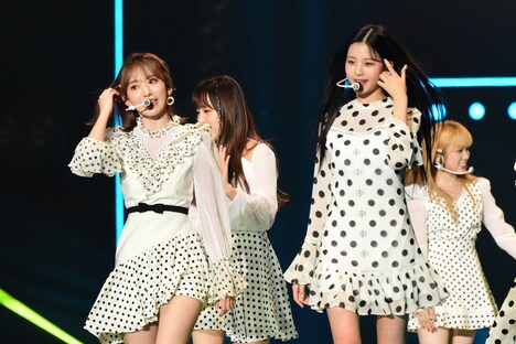 左から宮脇咲良、チャン・ウォニョン。