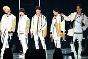 左からラウール、渡辺翔太、深澤辰哉、宮舘涼太、目黒蓮。