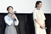 左から上白石萌音、山崎紘菜。