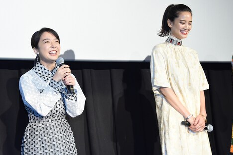 左から上白石萌音、山崎紘菜。