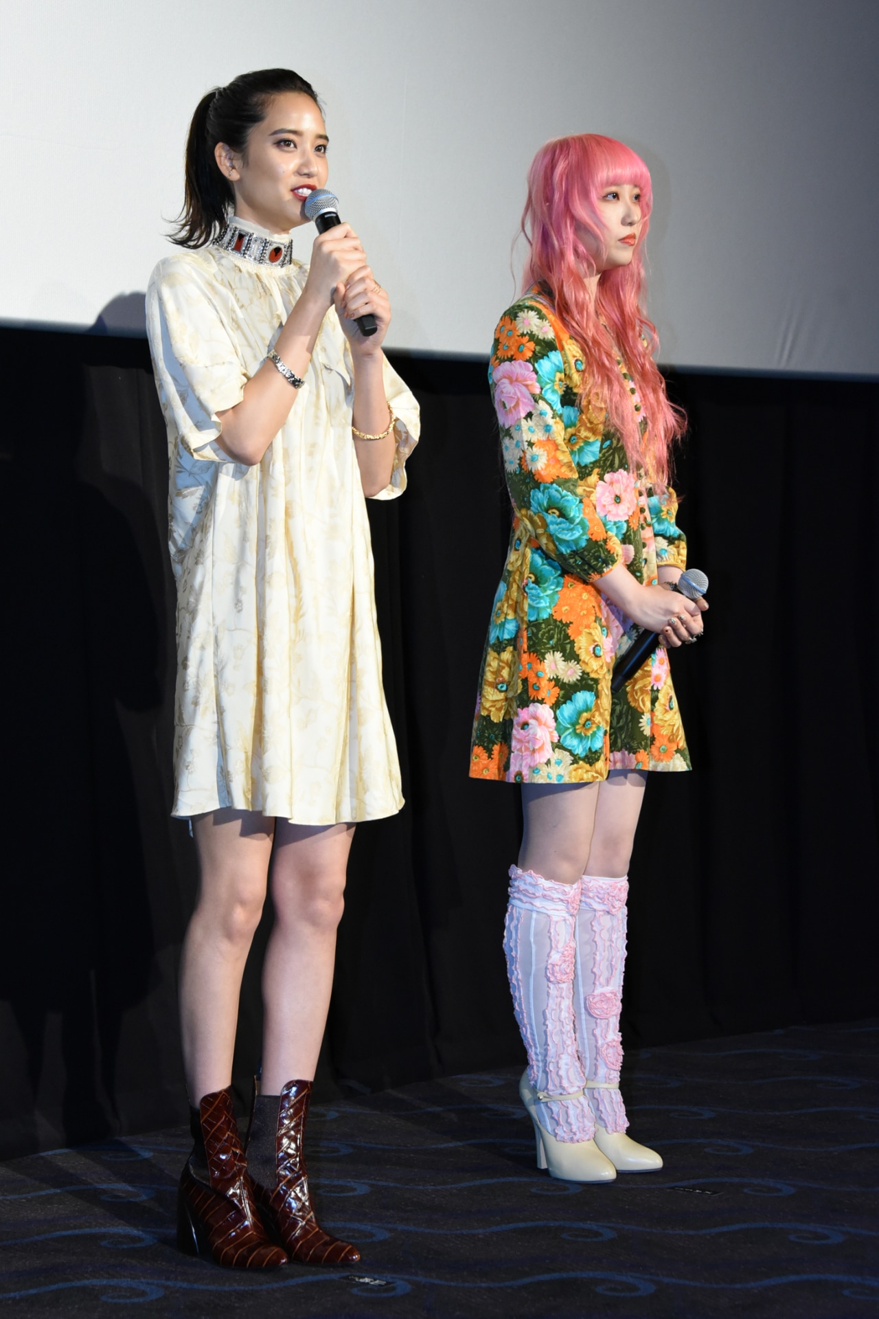 左から山崎紘菜、XAI。