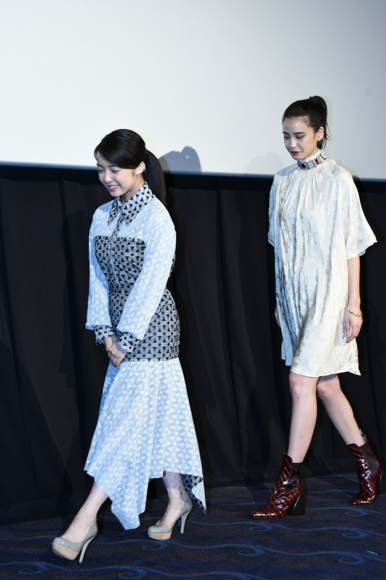 左から上白石萌音、山崎紘菜。