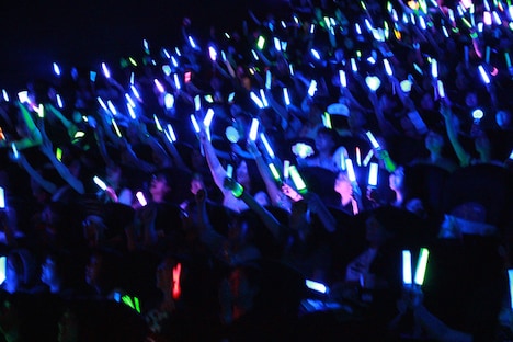 牧カラーの青いペンライトの光に包まれた会場。