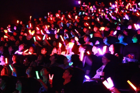 武蔵カラーの赤いペンライトの光に包まれた会場。