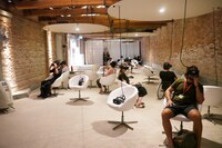 VRを体験する観客たち。