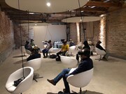 VRを体験する観客たち。