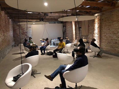 VRを体験する観客たち。