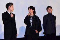 両隣の“先輩”たちのほうを向いて話してしまうYOSHI（中央）に、「お客さんのほう向いて！」と優しく注意する菅田将暉（左）。