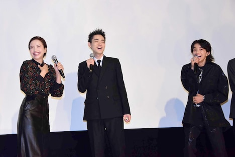 左から豊田エリー、菅田将暉、YOSHI。