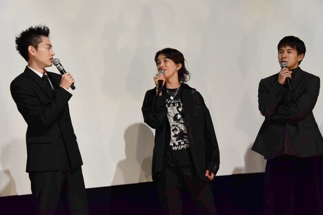 1人だけ「楽しかった」と話す菅田将暉(左)と、反論するYOSHI(中央)、仲野太賀(右)。