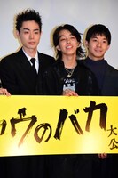 左から菅田将暉、YOSHI、仲野太賀。