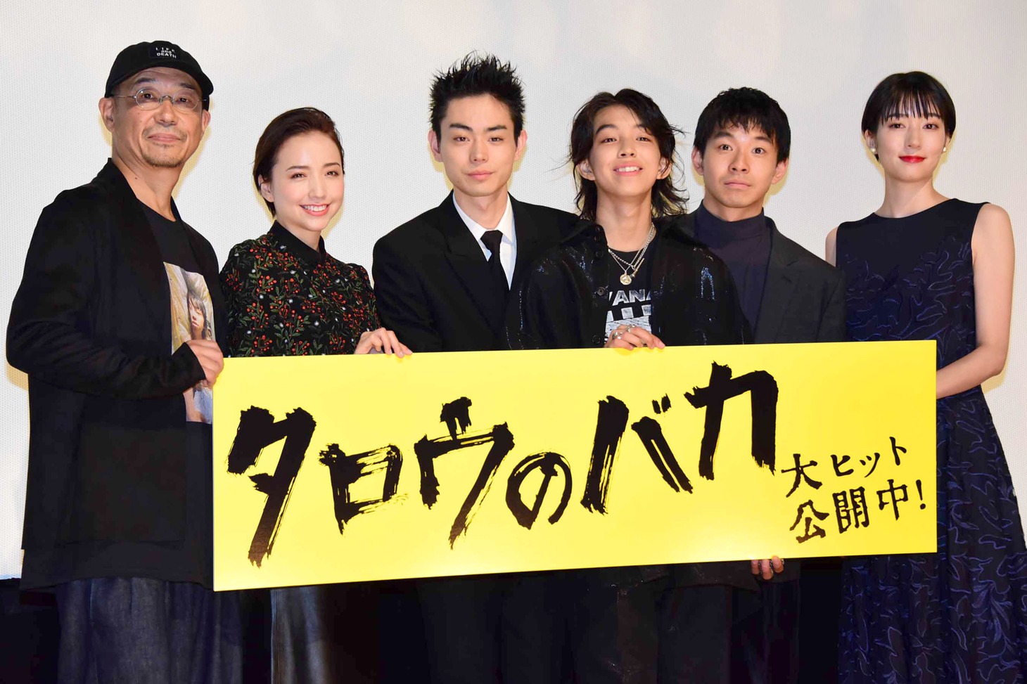 「タロウのバカ」公開記念舞台挨拶にて、左から大森立嗣、豊田エリー、菅田将暉、YOSHI、仲野太賀、植田紗々。