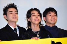 左から菅田将暉、YOSHI、仲野太賀。