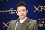 「ある船頭の話」記者会見の様子より、オダギリジョー。