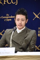 「ある船頭の話」記者会見の様子より、オダギリジョー。