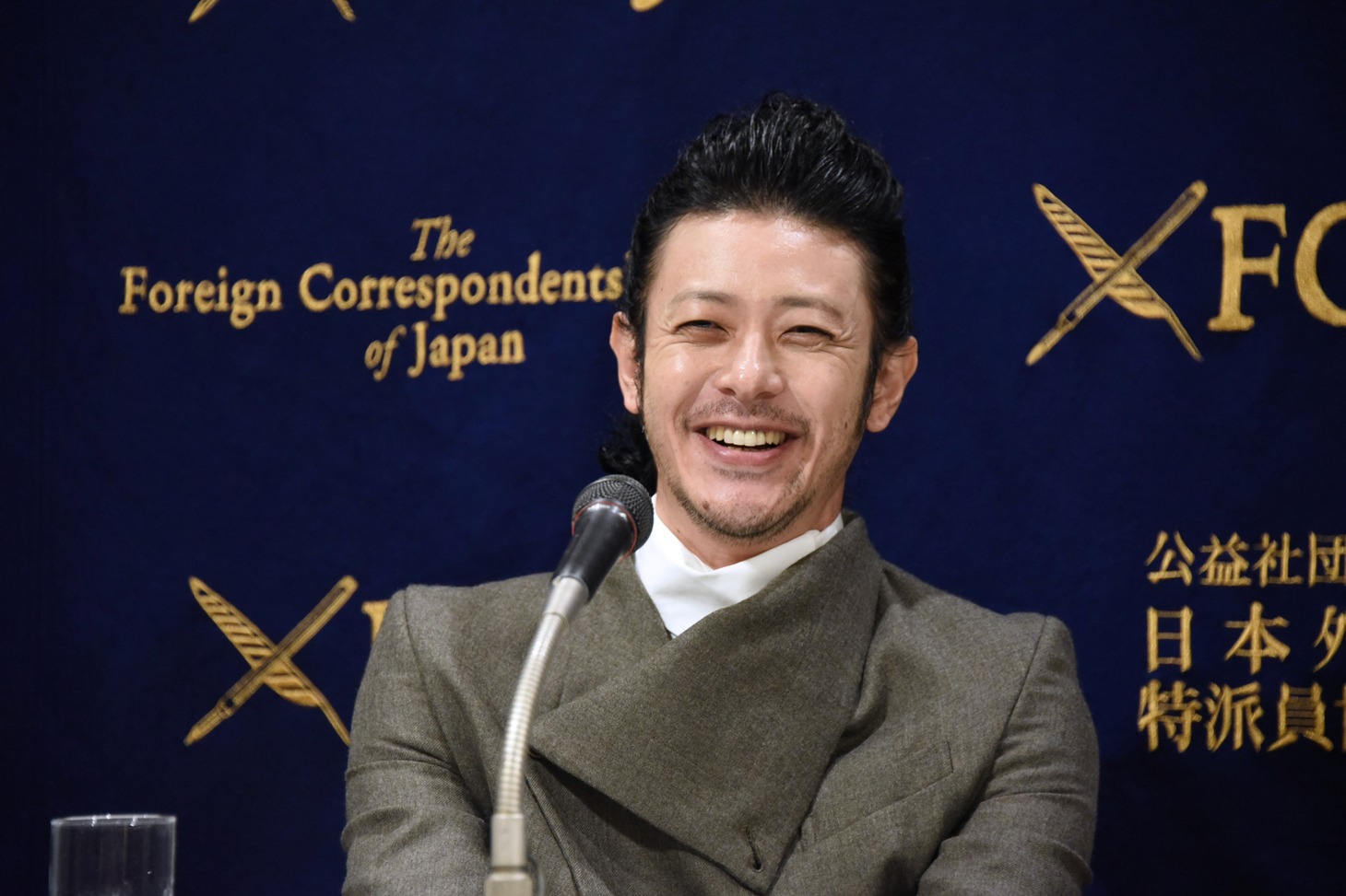 「ある船頭の話」記者会見の様子より、オダギリジョー。