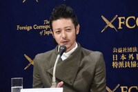 「ある船頭の話」記者会見の様子より、オダギリジョー。
