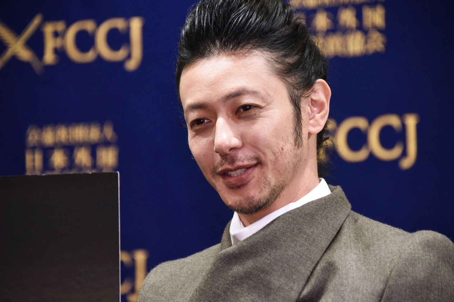 「ある船頭の話」記者会見の様子より、オダギリジョー。