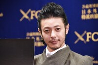 「ある船頭の話」記者会見の様子より、オダギリジョー。