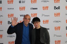第44回トロント国際映画祭にて、現地配給CEO（左）と新海誠（右）。