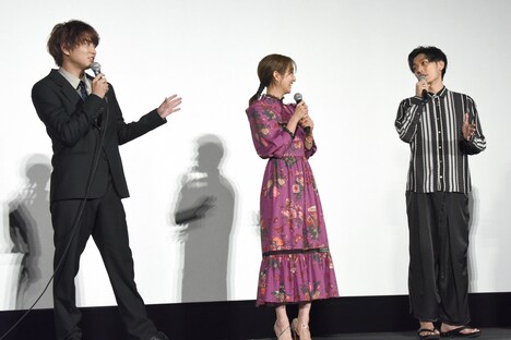 左から稲葉友、堀田茜、久保田悠来。