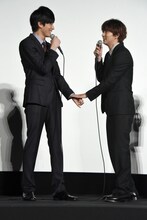 左から岩永徹也、稲葉友。