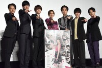「ダウト ～嘘つきオトコは誰？～」完成披露上映会の様子。左から永山たかし、岩永徹也、稲葉友、堀田茜、久保田悠来、西銘駿、水石亜飛夢。