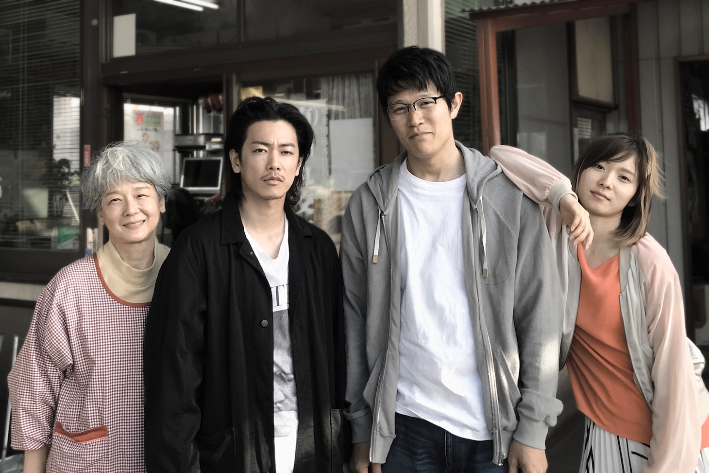 「ひとよ」メイキング写真。左から田中裕子、佐藤健、鈴木亮平、松岡茉優。