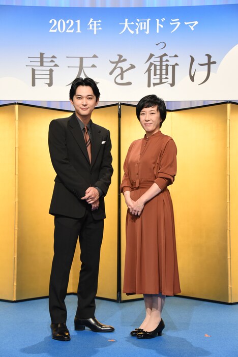 「青天を衝け」制作・主演発表会見の様子。左から吉沢亮、大森美香。