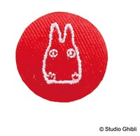 封筒型収納ポーチより、小トトロの刺繍が入ったくるみボタン。