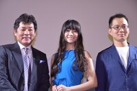 「セカイイチオイシイ水～マロンパティの涙～」完成披露舞台挨拶の様子。左から赤井英和、辻美優、目黒啓太。