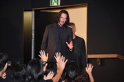 会場に姿を現すキアヌ・リーヴス。