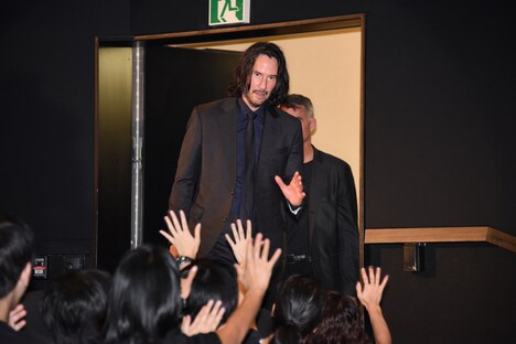 会場に姿を現すキアヌ・リーヴス。