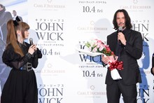 左からきゃりーぱみゅぱみゅ、キアヌ・リーヴス。