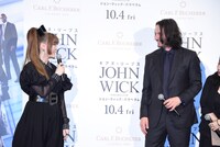 笑顔を向け合うきゃりーぱみゅぱみゅとキアヌ・リーヴス。