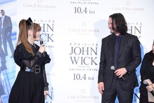 笑顔を向け合うきゃりーぱみゅぱみゅ（左）とキアヌ・リーヴス（右）。