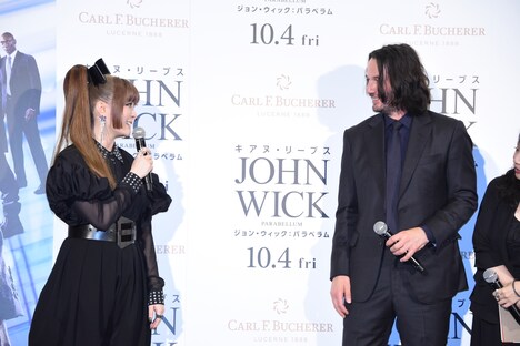 笑顔を向け合うきゃりーぱみゅぱみゅ（左）とキアヌ・リーヴス（右）。