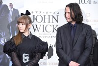 弥圓佐助の手本を見るきゃりーぱみゅぱみゅとキアヌ・リーヴス。