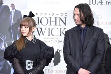 弥圓佐助の手本を見るきゃりーぱみゅぱみゅ（左）とキアヌ・リーヴス（右）。