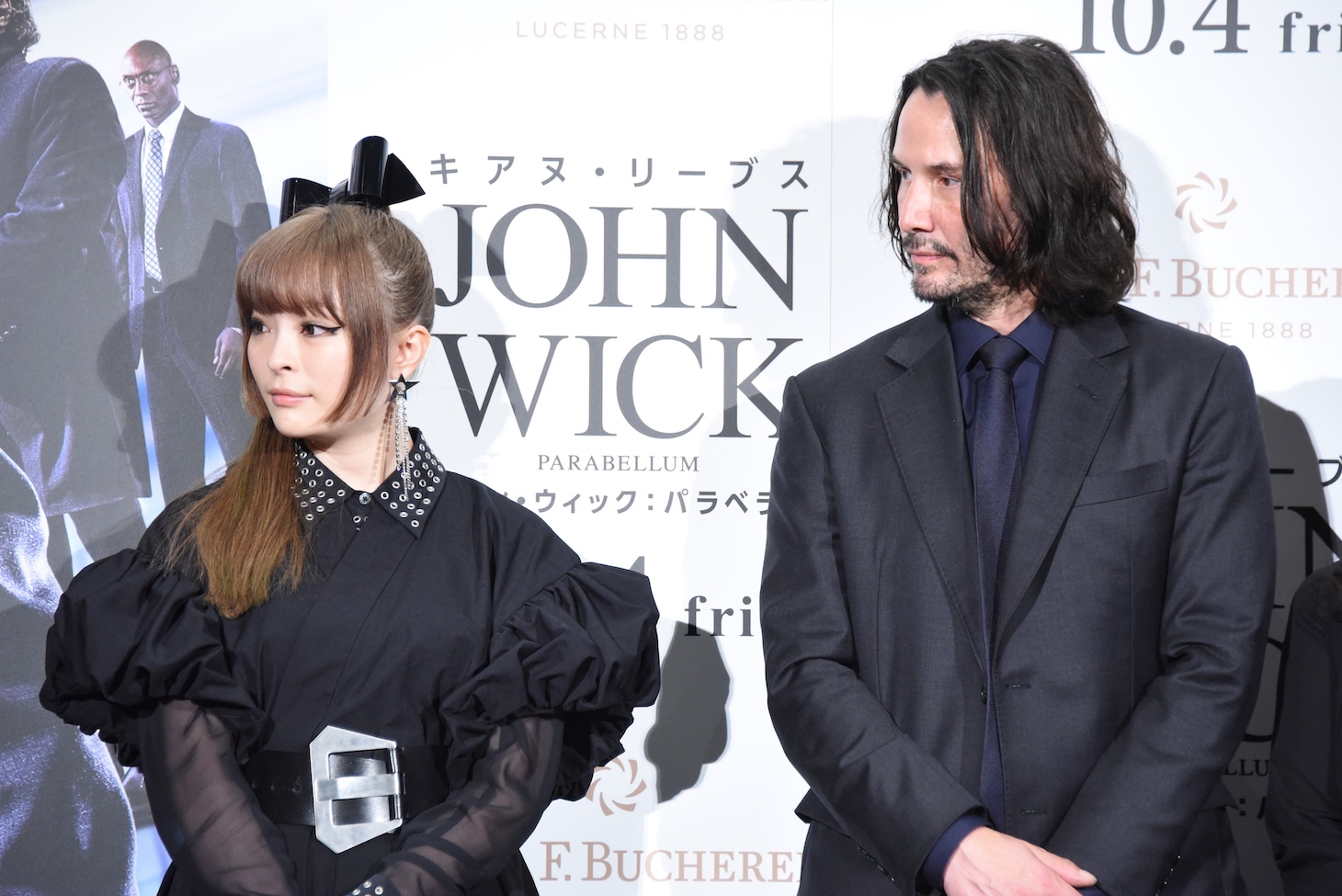 弥圓佐助の手本を見るきゃりーぱみゅぱみゅ（左）とキアヌ・リーヴス（右）。