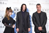 左からきゃりーぱみゅぱみゅ、キアヌ・リーヴス、チャド・スタエルスキ。