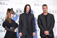 左からきゃりーぱみゅぱみゅ、キアヌ・リーヴス、チャド・スタエルスキ。