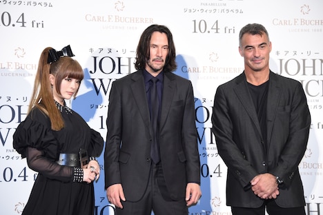 左からきゃりーぱみゅぱみゅ、キアヌ・リーヴス、チャド・スタエルスキ。