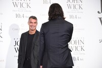 照れて顔を隠すキアヌ・リーヴス。