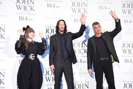 左からきゃりーぱみゅぱみゅ、キアヌ・リーヴス、チャド・スタエルスキ。