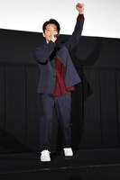 映画のヒットを喜ぶ星野源。